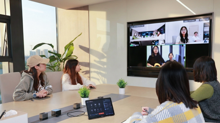 Longsys using Insta360 Connect in a meeting room.
